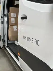 Sneltransport voor belangrijke zendingen ON TIME Logistics wagen
