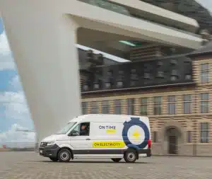 Sneltransport voor een belangrijk pakje ON TIME voertuig