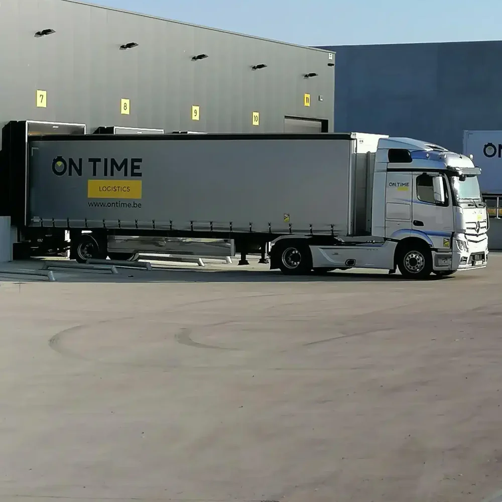 Distributie in de Benelux ON TIME Logistics Voertuig Distributie in de Benelux ON TIME Logistics Voertuig