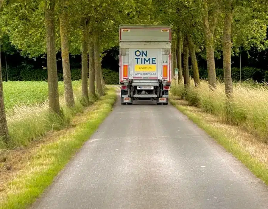 Distributie van pallets & pakketten ON TIME Logistics vrachtwagen Distributie van pallets & pakketten ON TIME Logistics vrachtwagen